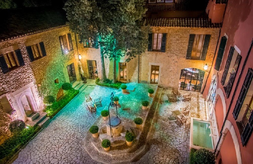 Hotel Courtyard