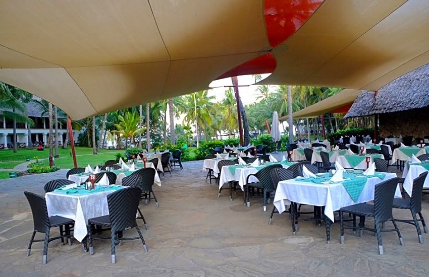 voyager beach resort restaurant