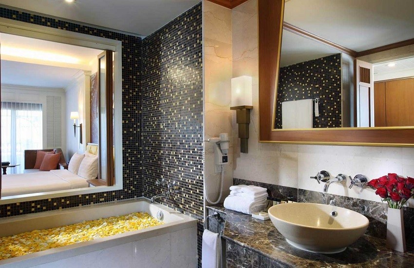 Room Grand Deluxe Bathroom