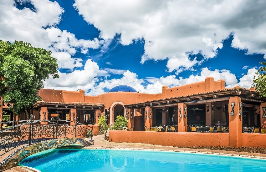 Restaurant Pool Side